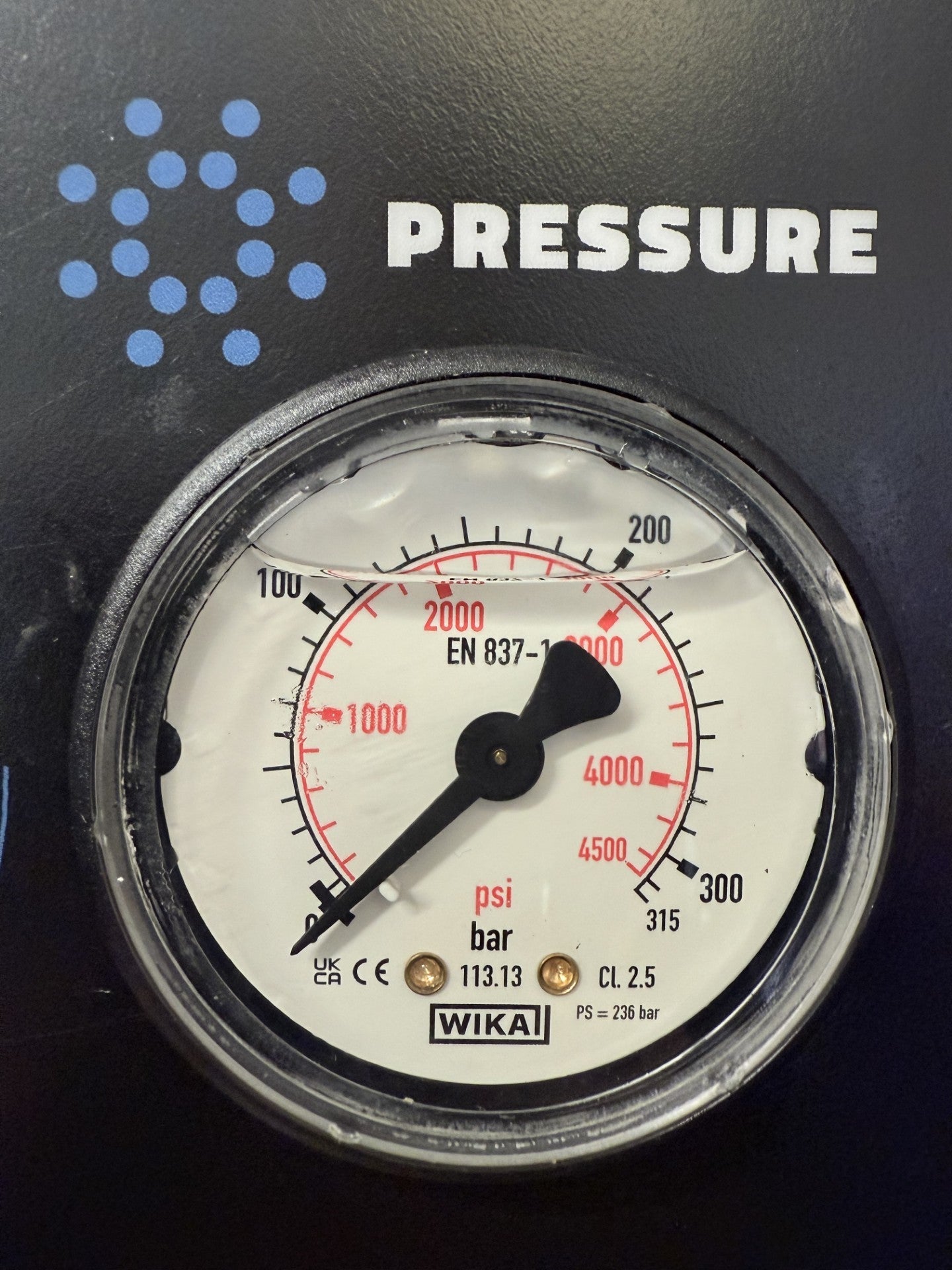 BOSS BOYS SD15200HR pressure gauge showing bar and PSI measurements professional quality